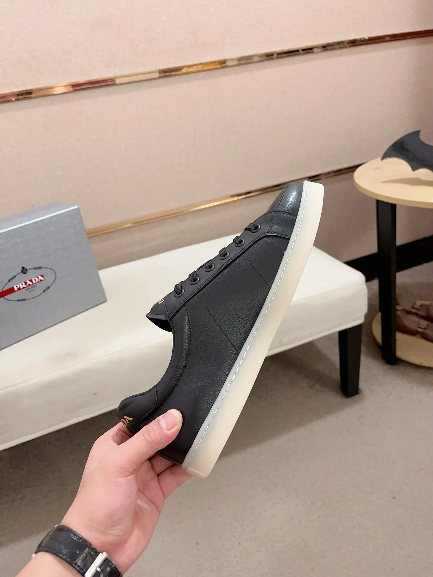 Men's shoes 💰 540💰 ✔️✔️✔️Higher version High-quality new PRADA (Prada) counters are launched at the same time. The new men's shoes and 😘 fabrics are made of high-tech glue-making technology. Lining: Full cowhide lining. 👍🏿 High-end ☄️ air-cushion molded anti-slip rubber outsole, exquisite lines, simple and elegant, comfortable and high-end for leisure travel. Code number: 38 to 44 (45 can be customized and cannot be returned or exchanged)